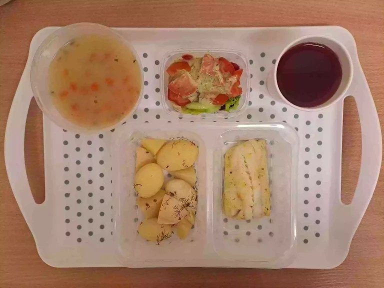 Obiad: dieta podstawowa

kompot owocowy b/c 250 ml, zupa grysikowa 400 ml (gluten, seler), morszczuk pieczony 80g, ziemniaki gotowane z koperkiem - 200g, mix warzyw z sosem vinegret 150 g