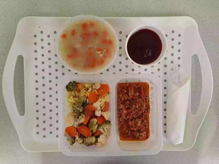 Obiad: dieta z ograniczeniem łatwoprzyswajalnych węglowodanów 

kompot owocowy b/c 250 ml, krupnik z ziemniakami 400 ml (seler, gluten), sos boloński z mięsem drobiowym 150 ml, makaron* 150 g (gluten, jaja), mix warzyw gotowanych 150 g