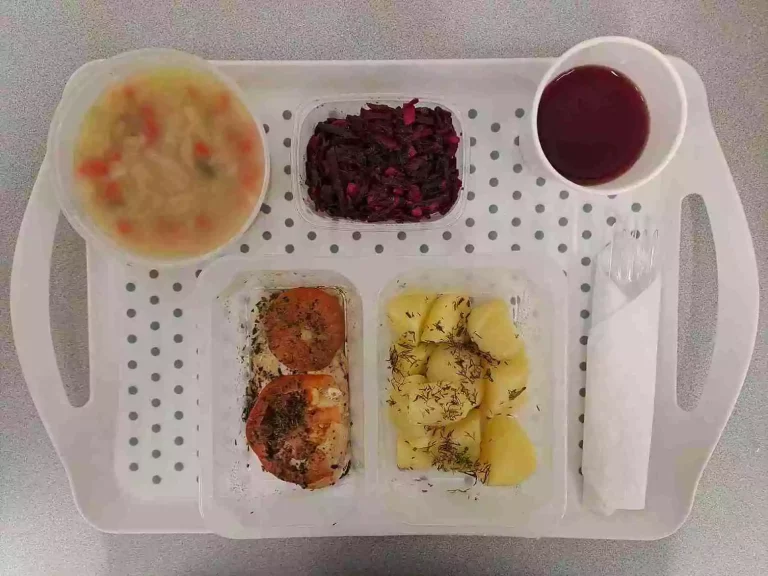 Obiad: dieta z ograniczeniem łatwoprzyswajalnych węglowodanów 

kompot owocowy b/c 250 ml, zupa jarzynowa z zacierką 400 ml (mleko, gluten, jaja, seler), pierś z kurczaka zapiekana z pomidorem i ziołami 100 g, ziemniaki gotowane z koperkiem 200 g, buraczki tarte z jabłkiem 150 g