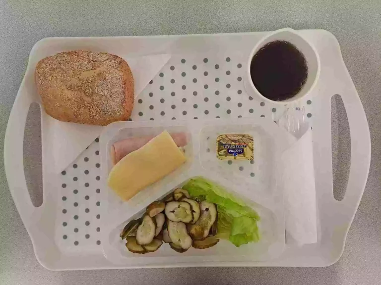 Śniadanie: dieta podstawowa

herbata czarna b/c - 250ml, bułka graham - 100g (gluten), margaryna 60% tł. - 10g, ser żółty 30 g (mleko), wędlina z indyka 40 g (soja), sałata lodowa 20 g, ogórek kiszony 80 g