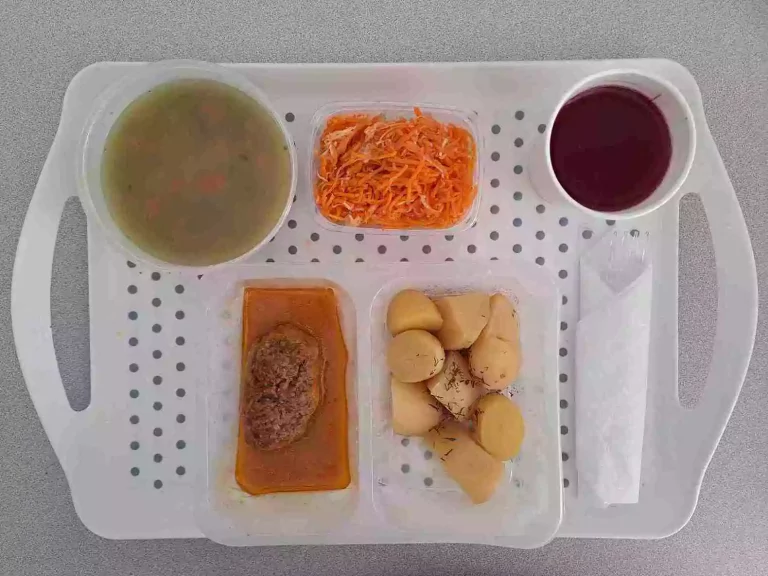 Obiad: dieta z ograniczeniem łatwoprzyswajalnych węglowodanów 

kompot owocowy b/c 250 ml, szpinakowa z ryżem 400ml (seler, mleko), zrazik wieprzowy mielony pieczony 80 g (jaja, gluten), sos jarzynowy 50 ml (gluten, mleko, seler), ziemniaki gotowane z koperkiem 200 g, surówka z marchwi, selera i jabłka z jogurtem 150 g (seler, mleko)