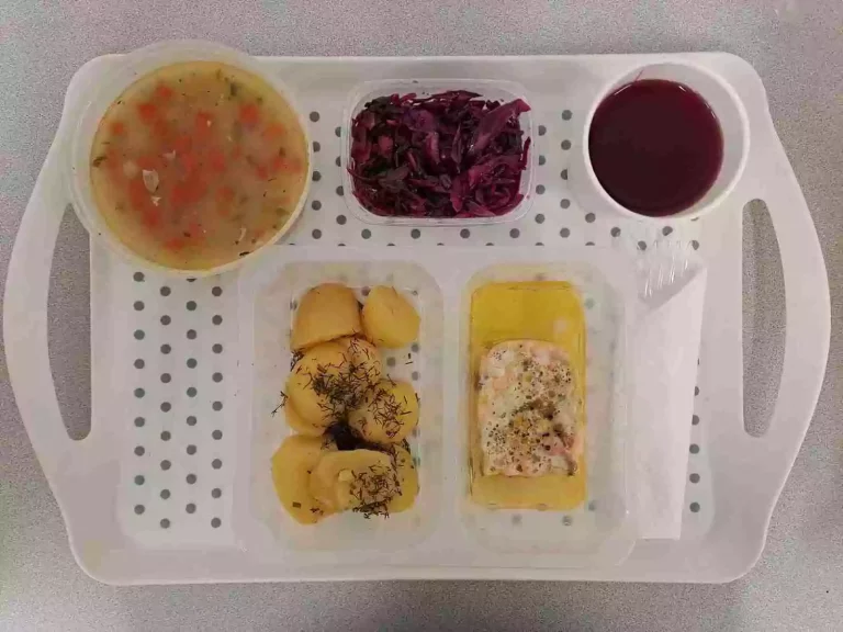 Obiad: dieta z ograniczeniem łatwoprzyswajalnych węglowodanów 

kompot owocowy b/c 250ml, krupnik jęczmienny z warzywami 400 ml (gluten, mleko), łosoś na parze 80 g (ryba), ziemniaki gotowane z koperkiem 200 g, surówka z kapusty czerwonej 150 g (mleko)