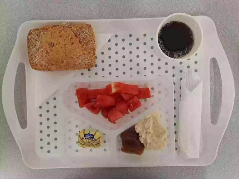 Śniadanie: dieta z ograniczeniem łatwoprzyswajalnych węglowodanów

herbata czarna b/c - 250ml, bułka graham - 100g (gluten), margaryna 60% tł. -10g, pasta twarogowa z cynamonem i słodzikiem 50 g (mleko), dżem 30g, arbuz 150 g