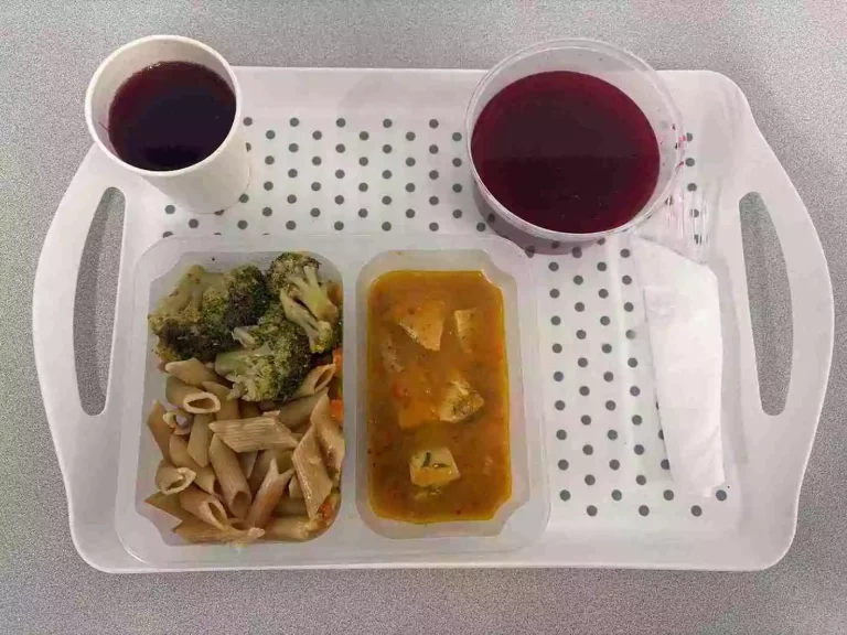 Obiad: dieta z ograniczeniem łatwoprzyswajalnych węglowodanów 

kompot owocowy 250ml., barszcz czerwony z botwinką i ziemniakami 400 ml (mleko, seler), potrawka drobiowa 150 g. (gluten); makaron pełnoziarnisty 200 g. (jaja, gluten); brokuł gotowany 150 g.