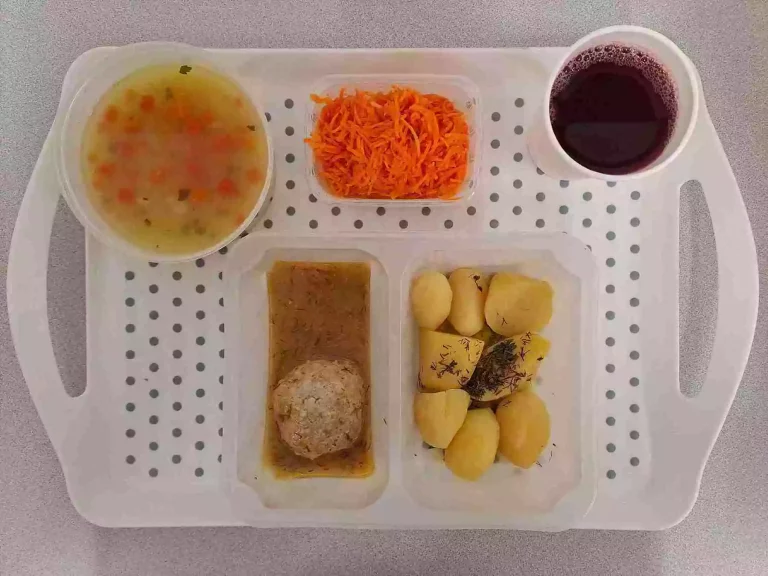 Obiad: dieta z ograniczeniem łatwoprzyswajalnych węglowodanów 

kompot owocowy b/c 250 ml, zupa grysikowa z włoszczyzną 400ml (seler, gluten), klopsiki drobiowe gotowane 80 g (gluten, jaja, mleko), sos koperkowy 50 ml (gluten, mleko), ziemniaki gotowane 200 g, surówka z marchwi i jabłka 150 g
