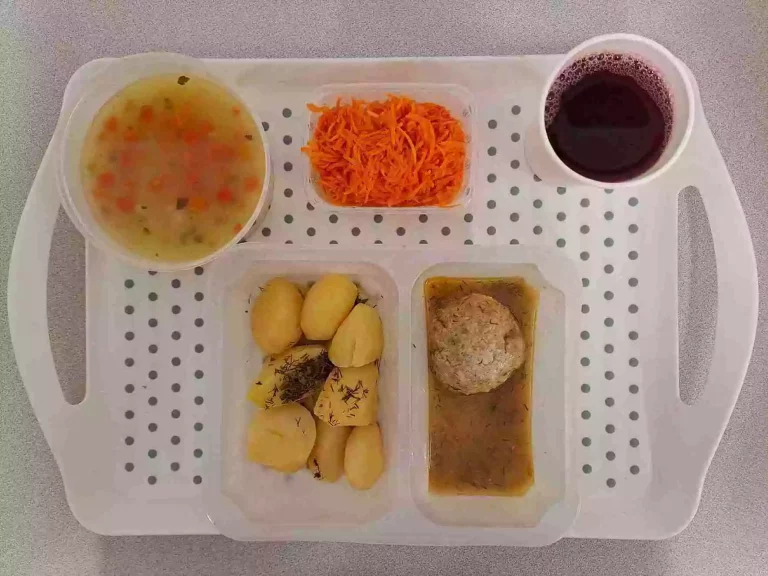 Obiad: dieta podstawowa

kompot owocowy b/c 250 ml, zupa grysikowa z włoszczyzną 400ml (seler, gluten), klopsiki drobiowe gotowane 80 g (gluten, jaja, mleko), sos koperkowy 50 ml (gluten, mleko), ziemniaki gotowane 200 g, surówka z marchwi i jabłka 150 g