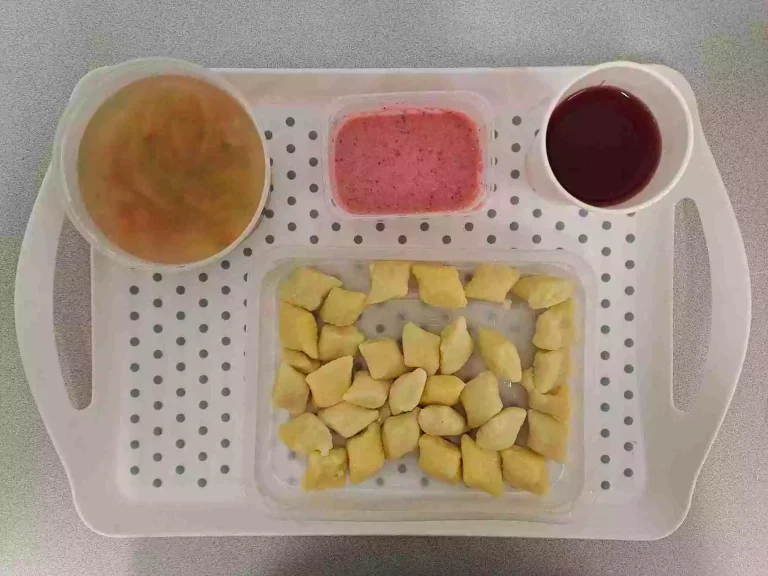 Obiad: dieta z ograniczeniem łatwoprzyswajalnych węglowodanów 

kompot owocowy b/c 250 m, ogórkowa z ryżem 400 ml (seler, mleko), pierogi leniwe 350 g (jaja, gluten, mleko)*, mus truskawkowy ze słodzikiem 100 ml (mleko)