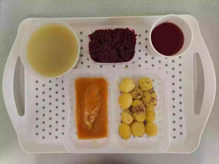 Obiad: dieta z ograniczeniem łatwoprzyswajalnych węglowodanów 

kompot owocowy b/c 250 ml, zupa koperkowa z ryżem 400 ml (seler, mleko), eskalopka z kurczaka 80g, sos jarzynowy 50 ml (mleko, gluten), ziemniaki gotowane 200 g, ćwikła z chrzanem 150 g