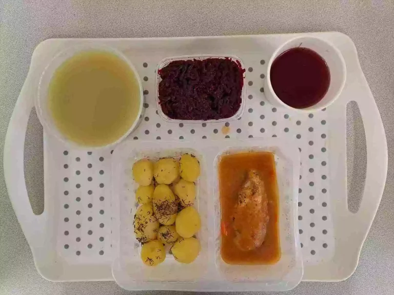 Obiad: dieta podstawowa

kompot owocowy b/c 250 ml, zupa koperkowa z ryżem 400 ml (seler, mleko), eskalopka z kurczaka 80g, sos jarzynowy 50 ml (mleko, gluten), ziemniaki gotowane 200 g, ćwikła z chrzanem 150 g