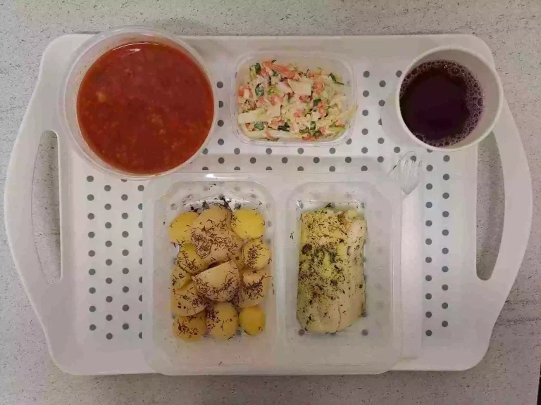 Obiad: dieta z ograniczeniem łatwoprzyswajalnych węglowodanów 

kompot owocowy b/c 250 ml, zupa pomidorowa z zacierką 400ml (jaja, gluten, seler, mleko), morszczuk pieczony 100g, ziemniaki gotowane z koperkiem - 200g, surówka z kapusty pekińskiej i marchewki 150 g (mleko)