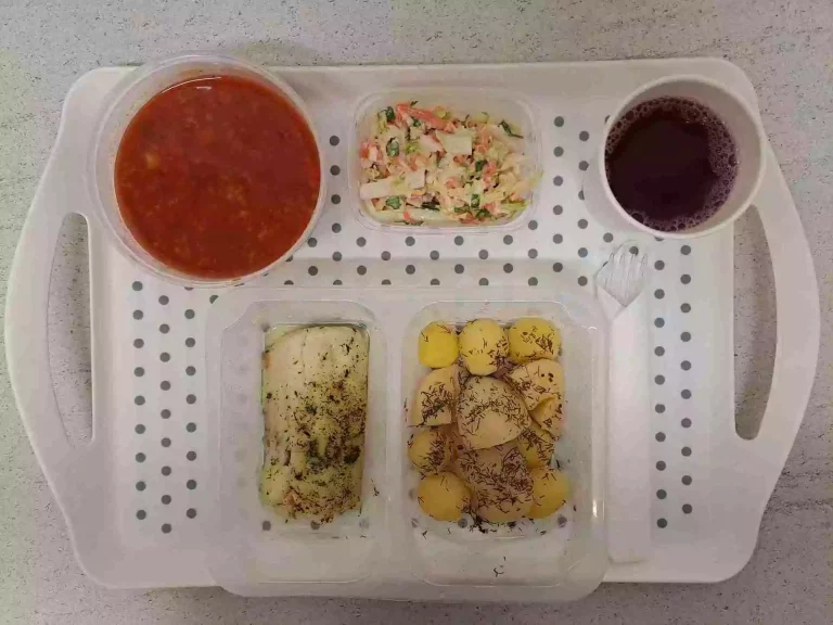 Obiad: dieta podstawowa

kompot owocowy b/c 250 ml, zupa pomidorowa z zacierką 400ml (jaja, gluten, seler, mleko), morszczuk pieczony 100g, ziemniaki gotowane z koperkiem - 200g, surówka z kapusty pekińskiej i marchewki 150 g (mleko)