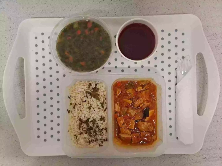 Obiad: dieta z ograniczeniem łatwoprzyswajalnych węglowodanów 

kompot owocowy b/c 250ml, zupa szpinakowa z ziemniakami 400 ml (mleko, seler), leczo z mięsem drobiowym 200 g, ryż na sypko brązowy 200 g