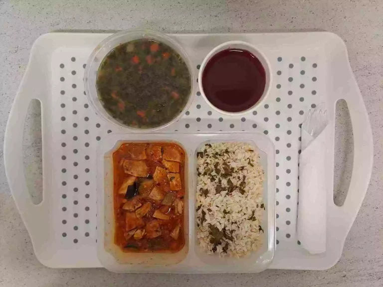 Obiad: dieta podstawowa

kompot owocowy b/c 250ml, zupa szpinakowa z ziemniakami 400 ml (mleko, seler), leczo z mięsem drobiowym 200 g, ryż na sypko brązowy 200 g