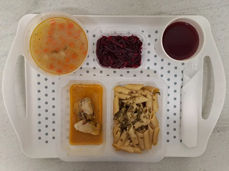Obiad, dieta z ograniczeniem łatwo przyswajalnych węglowodanów: kompot owocowy b/c 250ml, krupnik jęczmienny z warzywami 400ml (mleko, seler, gluten), sztuka mięsa z łopatki wieprzowej 80 g, sos musztardowy 50 g (gluten, mleko), kopytka ziemniaczane 200 g (jaja, gluten), buraczki z jabłkiem 150 g