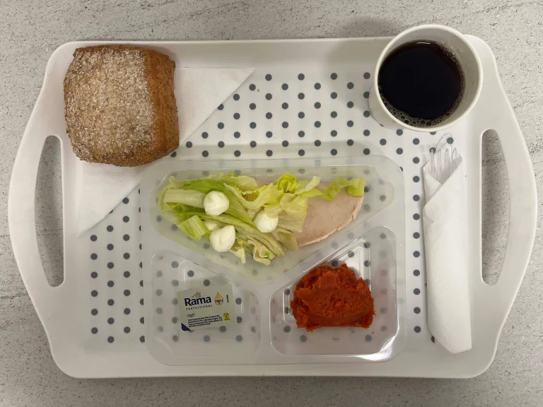 Śniadanie, dieta podstawowa: herbata czarna b/c - 250ml, bułka graham - 100g (gluten), margaryna 60% tł. -10g, ser mozzarella 30 g (mleko), wędlina z indyka 40 g (soja), pasta z włoszczyzny z koncentratem pomidorowym 80 g (seler), sałata lodowa 20 g