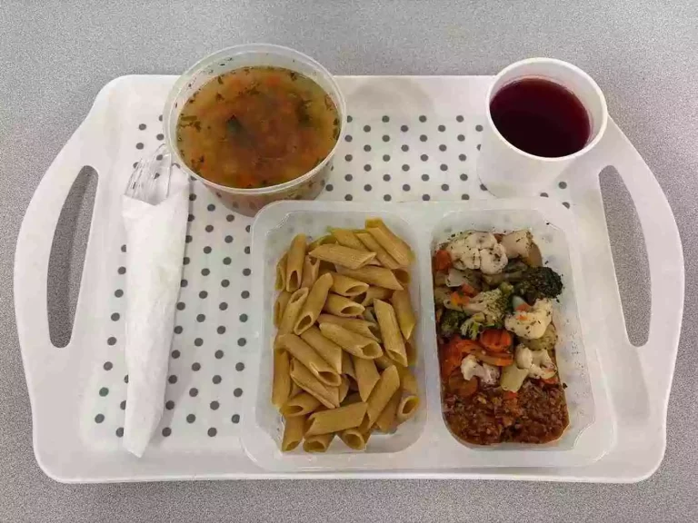 Obiad: dieta z ograniczeniem łatwoprzyswajalnych węglowodanów 

kompot owocowy 250ml., zupa ziemniaczana 400 ml. (mleko seler), sos boloński z mięsem 150 g.  (gluten), makaron pełnoziarnisty 200 g. (jaja, gluten), mix warzyw gotowanych 150 g.