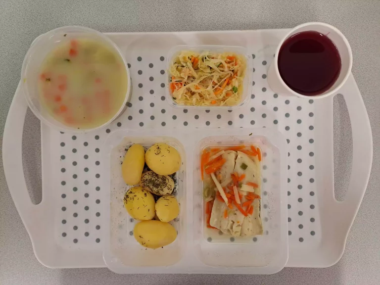 Obiad, dieta podstawowa: kompot owocowy b/c 250 ml, brokułowa z makaronem 400 ml (gluten, seler, jaja, mleko), miruna pieczona w warzywach 100 g (seler, ryba), ziemniaki gotowane z koperkiem 200g, surówka z kapusty kiszonej i marchewki 150 g