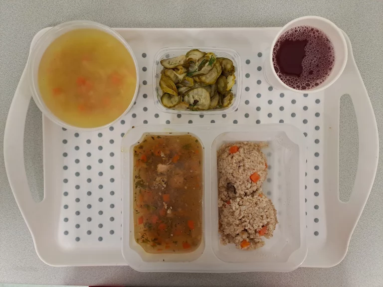Obiad dieta z ogr. łatwo przyswajalnych węglowodanów: kompot owocowy b/c 250ml, selerowa z ziemniakami 400 ml (seler, mleko), gulasz z indyka 150 g (gluten), kasza jęczmienna 200 g (gluten), sałatka szwedzka 150 g