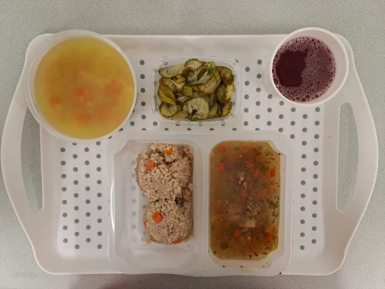 Obiad dieta podstawowa: kompot owocowy b/c 250ml, selerowa z ziemniakami 400 ml (seler, mleko), gulasz z indyka 150 g (gluten), kasza jęczmienna 200 g (gluten), sałatka szwedzka 150 g