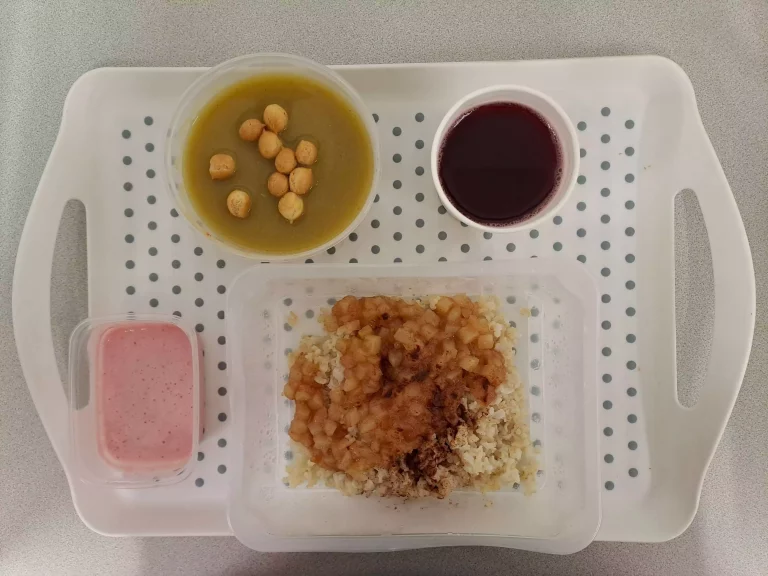 Obiad, dieta z ograniczeniem łatwo przyswajalnych węglowodanów: kompot owocowy b/c 250 ml, zupa krem z brokuła z groszkiem ptysiowym 400ml (mleko, seler, gluten), ryż brązowy zapiekany z jabłkami i cynamonem 350 g (mleko), mus truskawkowy z słodzikiem 100 ml (mleko)