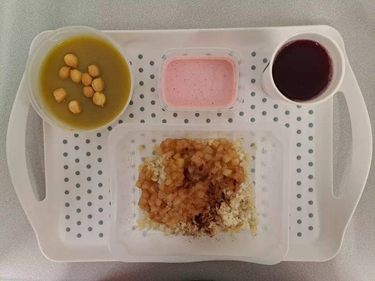 Obiad, dieta podstawowa: kompot owocowy b/c 250 ml, zupa krem z brokuła z groszkiem ptysiowym 400ml (mleko, seler, gluten), ryż brązowy zapiekany z jabłkami i cynamonem 350 g (mleko), mus truskawkowy z słodzikiem 100 ml (mleko)