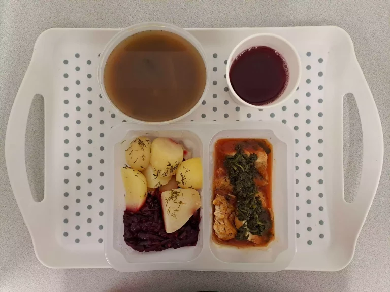 Obiad, dieta z ograniczeniem łatwo przyswajalnych węglowodanów: kompot owocowy b/c 250 ml, pieczarkowa z makaronem 400 ml (seler, gluten, jaja, mleko), filet z kurczaka zapiekany ze  szpinakiem 100 g (gluten, mleko), sos pomidorowy 50 ml (gluten, mleko), ziemniaki gotowane z koperkiem 200 g, buraczki oprószane 150 g (gluten)