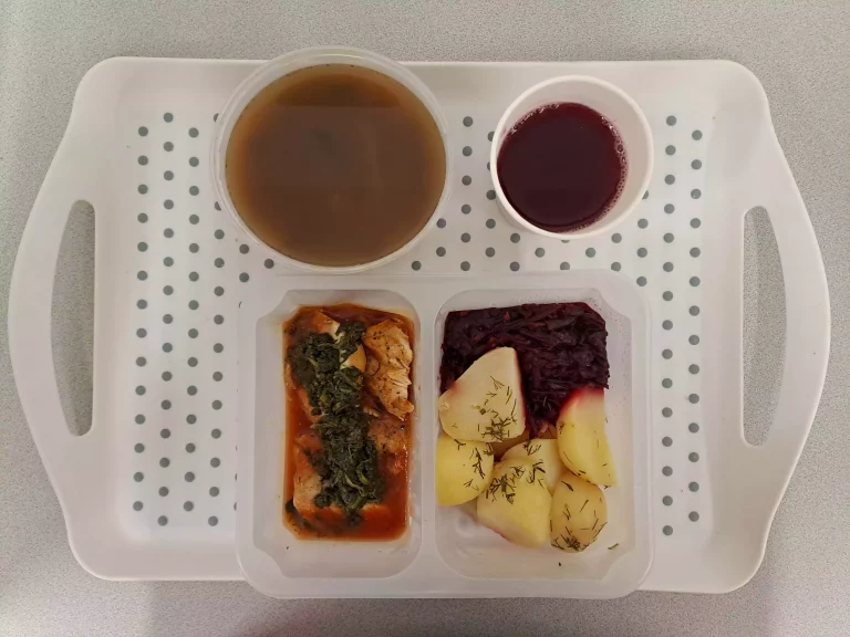Obiad, dieta podstawowa: kompot owocowy b/c 250 ml, pieczarkowa z makaronem 400 ml (seler, gluten, jaja, mleko), filet z kurczaka zapiekany ze  szpinakiem 100 g (gluten, mleko), sos pomidorowy 50 ml (gluten, mleko), ziemniaki gotowane z koperkiem 200 g, buraczki oprószane 150 g (gluten)