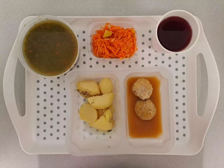 Obiad, dieta z ograniczeniem łatwo przyswajalnych węglowodanów: kompot owocowy b/c 250ml, szpinakowa z ryżem 400 ml (seler, mleko), klopsiki drobiowe 80 g (gluten, jaja), sos jarzynowy 50 ml (mleko, gluten, seler), ziemniaki gotowane z koperkiem 200 g, surówka z marchwi, jabłka i brzoskwini 150 g