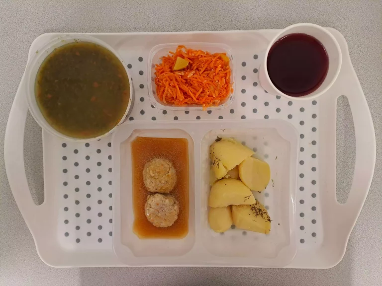 Obiad, dieta podstawowa: kompot owocowy b/c 250ml, szpinakowa z ryżem 400 ml (seler, mleko), klopsiki drobiowe 80 g (gluten, jaja), sos jarzynowy 50 ml (mleko, gluten, seler), ziemniaki gotowane z koperkiem 200 g, surówka z marchwi, jabłka i brzoskwini 150 g