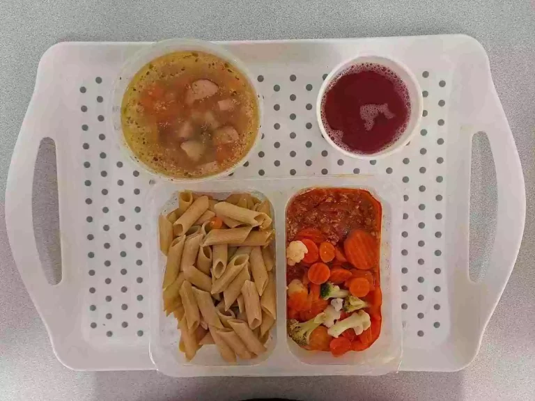 Obiad: dieta z ograniczeniem łatwoprzyswajalnych węglowodanów 

kompot owocowy b/c 250ml, zupa ziemniaczana 400 ml (mleko seler), sos boloński z mięsem drobiowym 150 g (gluten), makaron pełnoziarnisty 200 g (jaja, gluten), mix warzyw gotowanych 150 g