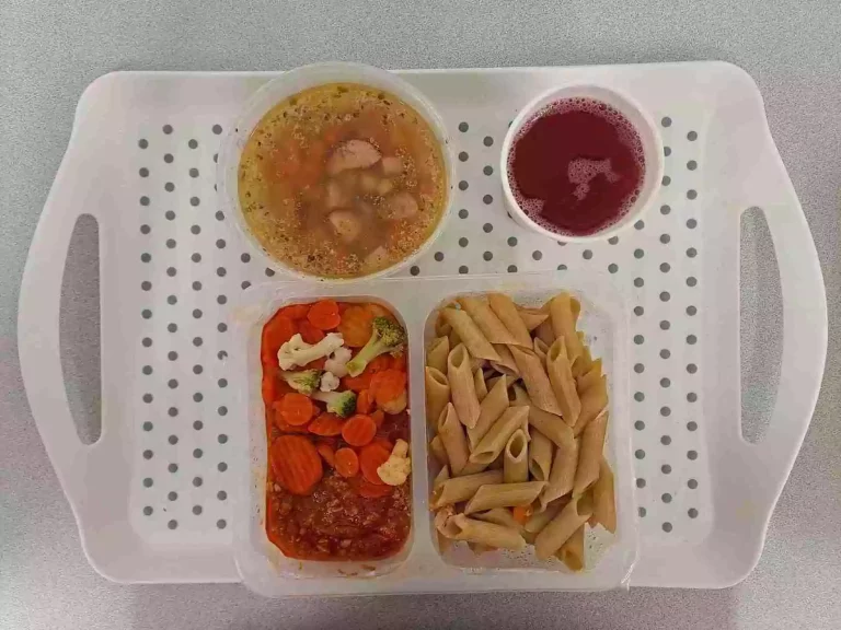 Obiad: dieta podstawowa

kompot owocowy b/c 250ml, zupa ziemniaczana 400 ml (mleko seler), sos boloński z mięsem drobiowym 150 g (gluten), makaron pełnoziarnisty 200 g (jaja, gluten), mix warzyw gotowanych 150 g