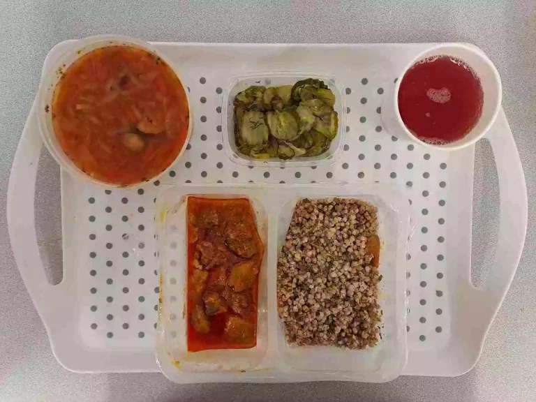 Obiad: dieta z ograniczeniem łatwoprzyswajalnych węglowodanów
kompot owocowy b/c 250ml, kapuśniak z młodej kapusty z ziemniakami 400ml (seler), gulasz wieprzowy 150 g (gluten), kasza gryczana 200 g (gluten), sałatka szwedzka 150 g Obiad: dieta z ograniczeniem łatwoprzyswajalnych węglowodanów
kompot owocowy b/c 250ml, kapuśniak z młodej kapusty z ziemniakami 400ml (seler), gulasz wieprzowy 150 g (gluten), kasza gryczana 200 g (gluten), sałatka szwedzka 150 g