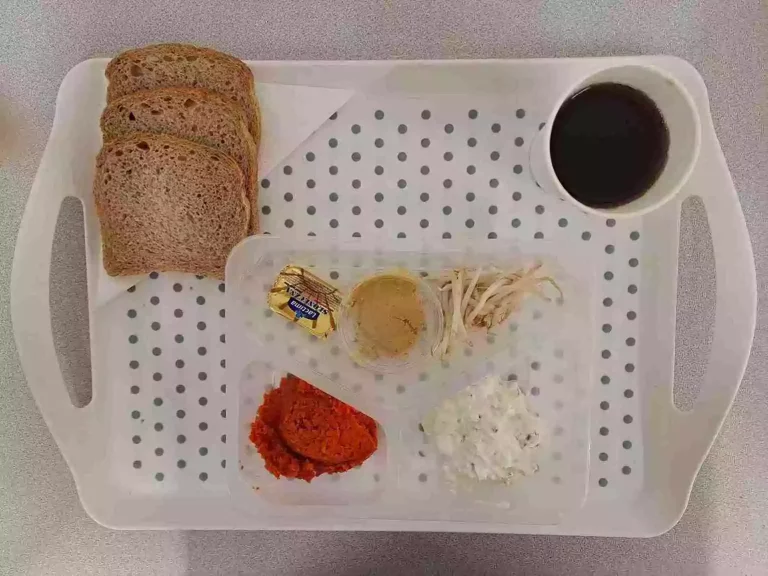 Śniadanie: dieta z ograniczeniem łatwoprzyswajalnych węglowodanów
herbata czarna b/c - 250ml, chleb graham - 100g (gluten, sezam), margaryna 60% tł - 10g, pasta twarogowa ze szczypiorkiem 50 g (mleko), hummus 30 g (sezam), pasta z włoszczyzny z koncentratem pomidorowym 80 g (seler), kiełki fasoli mung 10 g Śniadanie: dieta z ograniczeniem łatwoprzyswajalnych węglowodanów
herbata czarna b/c - 250ml, chleb graham - 100g (gluten, sezam), margaryna 60% tł - 10g, pasta twarogowa ze szczypiorkiem 50 g (mleko), hummus 30 g (sezam), pasta z włoszczyzny z koncentratem pomidorowym 80 g (seler), kiełki fasoli mung 10 g