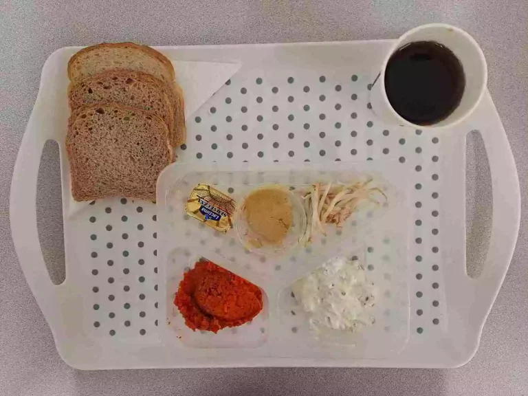 Śniadanie: dieta podstawowa
herbata czarna b/c - 250ml, chleb graham - 70g (gluten, sezam), chleb pszenny – 30g (gluten), margaryna 60% tł - 10g, pasta twarogowa ze szczypiorkiem 50 g (mleko), hummus 30 g (sezam), pasta z włoszczyzny z koncentratem pomidorowym 80 g (seler), kiełki fasoli mung 10 g Śniadanie: dieta podstawowa
herbata czarna b/c - 250ml, chleb graham - 70g (gluten, sezam), chleb pszenny – 30g (gluten), margaryna 60% tł - 10g, pasta twarogowa ze szczypiorkiem 50 g (mleko), hummus 30 g (sezam), pasta z włoszczyzny z koncentratem pomidorowym 80 g (seler), kiełki fasoli mung 10 g