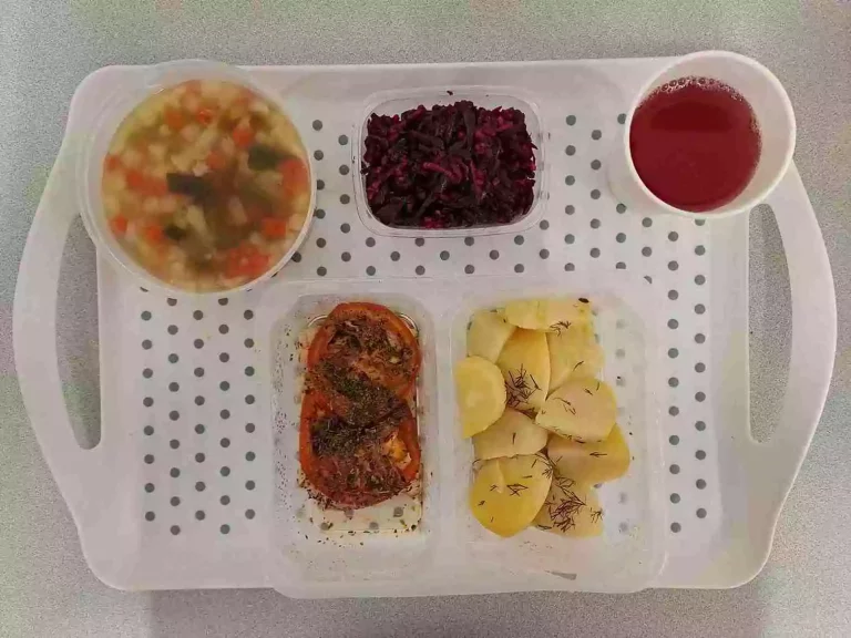 Obiad: dieta podstawowa

kompot owocowy b/c 250 ml, zupa jarzynowa z zacierką 400 ml (mleko, gluten, jaja, seler), pierś z kurczaka zapiekana z pomidorem i ziołami 100 g, ziemniaki gotowane z koperkiem 200 g, buraczki tarte z jabłkiem 150 g
