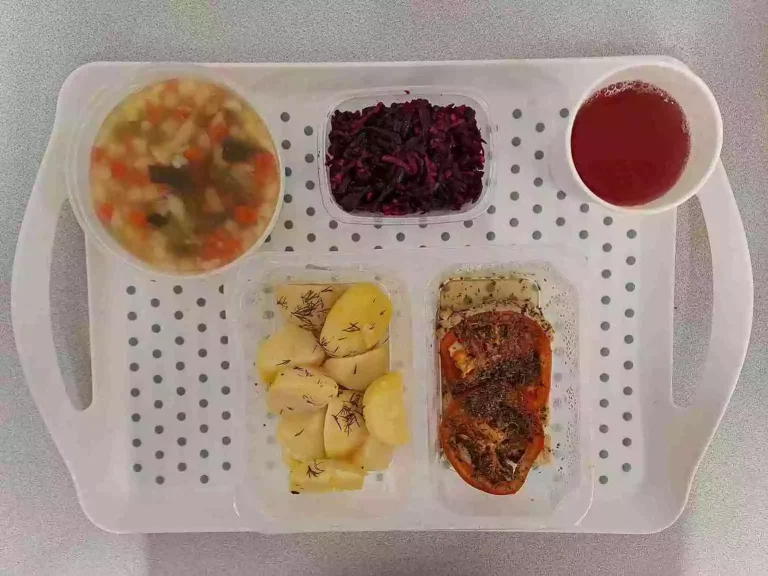 Obiad: dieta z ograniczeniem łatwoprzyswajalnych węglowodanów 

kompot owocowy b/c 250 ml, zupa jarzynowa z zacierką 400 ml (mleko, gluten, jaja, seler), pierś z kurczaka zapiekana z pomidorem i ziołami 100 g, ziemniaki gotowane z koperkiem 200 g, buraczki tarte z jabłkiem 150 g