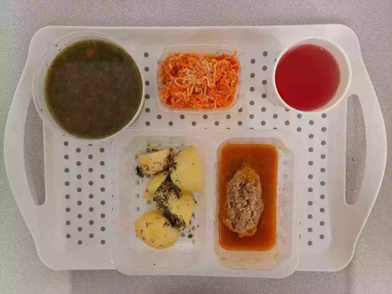 Obiad: dieta podstawowa
kompot owocowy b/c 250 ml, szpinakowa z ryżem 400ml (seler, mleko), zrazik wieprzowy mielony pieczony 80 g (jaja, gluten), sos jarzynowy 50 ml (gluten, mleko, seler), ziemniaki gotowane z koperkiem 200 g, surówka z marchwi, selera i jabłka z jogurtem 150 g (seler, mleko) Obiad: dieta podstawowa
kompot owocowy b/c 250 ml, szpinakowa z ryżem 400ml (seler, mleko), zrazik wieprzowy mielony pieczony 80 g (jaja, gluten), sos jarzynowy 50 ml (gluten, mleko, seler), ziemniaki gotowane z koperkiem 200 g, surówka z marchwi, selera i jabłka z jogurtem 150 g (seler, mleko)