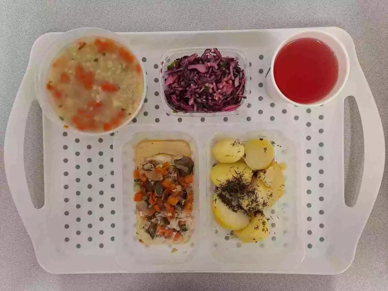 Obiad: dieta z ograniczeniem łatwoprzyswajalnych węglowodanów 

kompot owocowy b/c 250ml, krupnik jęczmienny z warzywami 400 ml (gluten, mleko), łosoś na parze 80 g (ryba), ziemniaki gotowane z koperkiem 200 g, surówka z kapusty czerwonej 150 g (mleko)