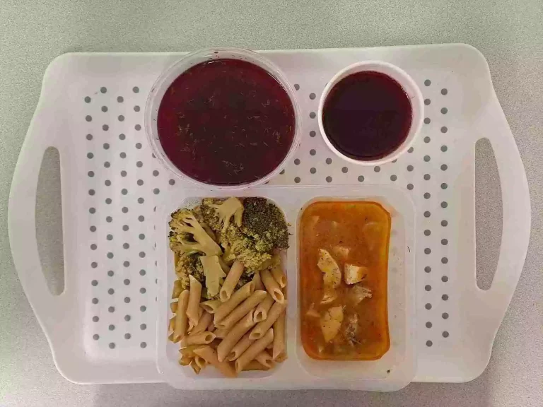 Obiad: dieta z ograniczeniem łatwoprzyswajalnych węglowodanów 

kompot owocowy b/c 250ml, barszcz czerwony z ziemniakami 400 ml (mleko, seler), potrawka drobiowa 150 g (gluten), makaron pełnoziarnisty 200 g (jaja, gluten), brokuł gotowany 150 g