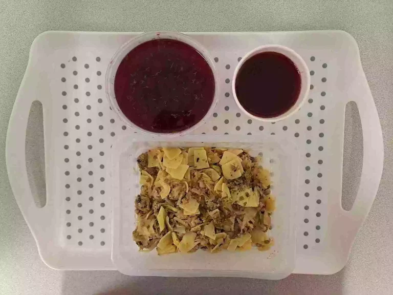 Obiad: dieta podstawowa

kompot owocowy b/c 250ml, barszcz czerwony z ziemniakami 400 ml (mleko, seler), łazanki z mięsem wieprzowym i kapustą 350 g (jaja, gluten)
