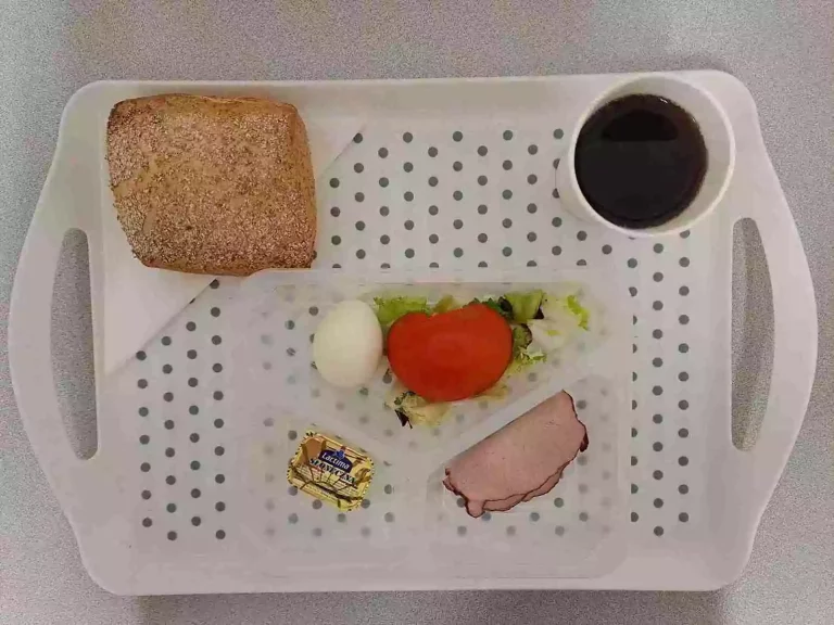 Śniadanie: dieta podstawowa

herbata czarna b/c -250ml, bułka graham - 100g (gluten), margaryna 60% tł. -10g, jajko gotowane 1 szt. 50 g (jaja), schab pieczony 30 g (soja), mix sałat 20 g, pomidor 80 g