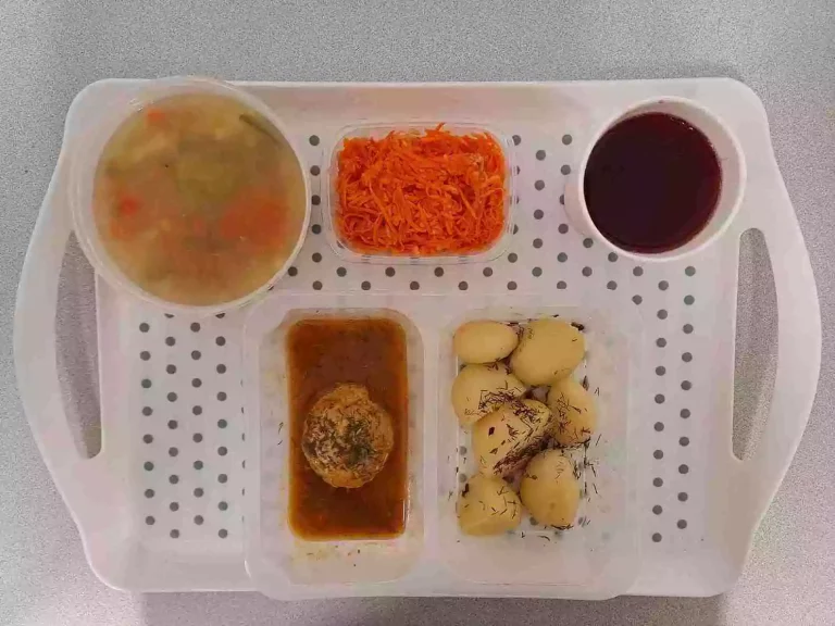 Obiad: dieta z ograniczeniem łatwoprzyswajalnych węglowodanów
kompot owocowy b/c 250 ml, zupa wielowarzywna z kaszą pęczak 400ml (seler, gluten, mleko), klopsiki drobiowe gotowane 80 g (gluten, jaja, mleko), sos koperkowy 50 ml (gluten, mleko), ziemniaki gotowane 200 g, surówka z marchwi i jabłka 150 g Obiad: dieta z ograniczeniem łatwoprzyswajalnych węglowodanów
kompot owocowy b/c 250 ml, zupa wielowarzywna z kaszą pęczak 400ml (seler, gluten, mleko), klopsiki drobiowe gotowane 80 g (gluten, jaja, mleko), sos koperkowy 50 ml (gluten, mleko), ziemniaki gotowane 200 g, surówka z marchwi i jabłka 150 g