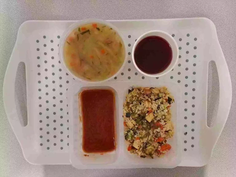 Obiad: dieta z ograniczeniem łatwoprzyswajalnych węglowodanów 

kompot owocowy b/c 250 ml, ogórkowa z ziemniakami 400 ml (seler, mleko), risotto z brązowego ryżu z warzywami i tofu 350 g (seler, soja), sos pomidorowy 80 ml (mleko, gluten)