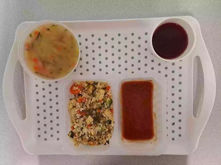 Obiad: dieta podstawowa

kompot owocowy b/c 250 ml, ogórkowa z ziemniakami 400 ml (seler, mleko), risotto z brązowego ryżu z warzywami i tofu 350 g (seler, soja), sos pomidorowy 80 ml (mleko, gluten)