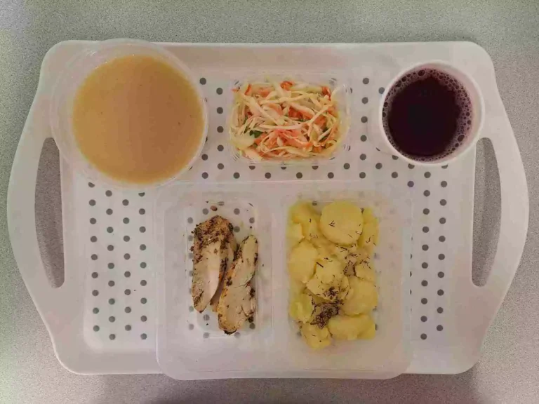 Obiad: dieta z ograniczeniem łatwoprzyswajalnych węglowodanów
kompot owocowy b/c 250 ml, zupa krem z białych warzyw z grzankami 400 ml (gluten, seler, mleko), filet z piersi kurczaka pieczony w marynacie jogurtowo – ziołowej 80 g (mleko), ziemniaki gotowane z koperkiem 200 g, surówka colesław 150 g (mleko) Obiad: dieta z ograniczeniem łatwoprzyswajalnych węglowodanów
kompot owocowy b/c 250 ml, zupa krem z białych warzyw z grzankami 400 ml (gluten, seler, mleko), filet z piersi kurczaka pieczony w marynacie jogurtowo – ziołowej 80 g (mleko), ziemniaki gotowane z koperkiem 200 g, surówka colesław 150 g (mleko)