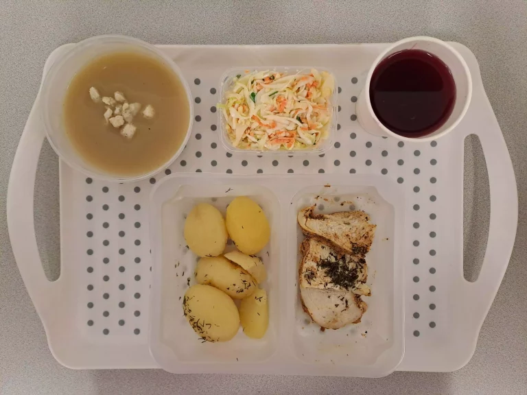 Obiad, dieta podstawowa: kompot owocowy b/c 250 ml, zupa krem z białych warzyw z grzankami 400 ml (gluten, seler, mleko), filet z piersi kurczaka pieczony w marynacie jogurtowo – ziołowej 80 g (mleko), ziemniaki gotowane z koperkiem 200 g, surówka colesław 150 g (mleko)