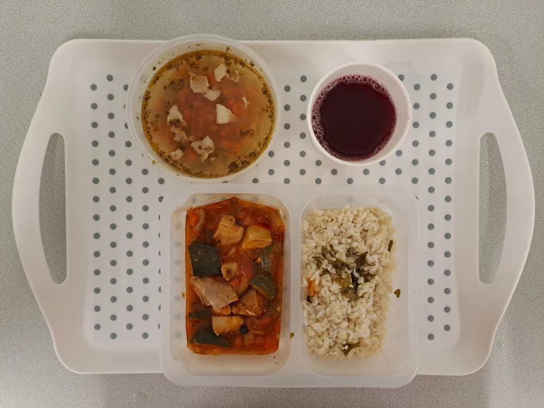 Obiad, dieta z ograniczeniem łatwo przyswajalnych węglowodanów: kompot owocowy b/c 250ml, zupa fasolowa z ziemniakami 400 ml (mleko, seler), leczo z mięsem drobiowym 200 g, ryż na sypko brązowy 200 g