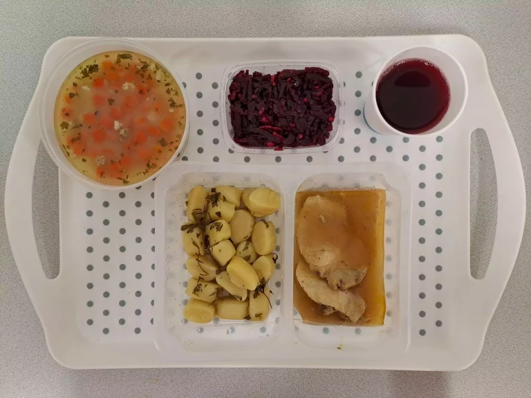 Obiad, dieta z ograniczeniem łatwop przyswajalnych węglowodanów: kompot owocowy b/c 250ml, krupnik jęczmienny z warzywami 400ml (mleko, seler, gluten), sztuka mięsa z szynki wieprzowej, pieczona 80 g, sos cebulowy 50 g (gluten, mleko), kopytka ziemniaczane 200 g (jaja, gluten), buraczki z jabłkiem 150 g