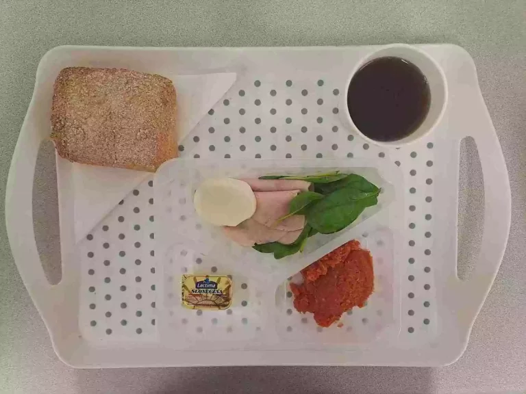 Śniadanie: dieta z ograniczeniem łatwoprzyswajalnych węglowodanów

herbata czarna b/c - 250ml, bułka graham - 100g (gluten), margaryna 60% tł.  - 10g, ser mozzarella plastry 30 g (mleko), wędlina z indyka 40 g (soja), pasta z włoszczyzny z koncentratem pomidorowym 80 g (seler), szpinak liście 10 g