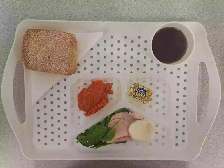 Śniadanie: dieta podstawowa

herbata czarna b/c -250ml, bułka graham - 100g (gluten), margaryna 60% tł.  - 10g, ser mozzarella plastry 30 g (mleko), wędlina z indyka 40 g (soja), pasta z włoszczyzny z koncentratem pomidorowym 80 g (seler), szpinak liście 10 g